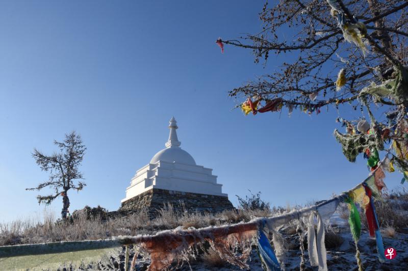 居住在湖区的蒙古人，信仰藏传佛教，山上的佛寺，周围堆满五彩经幡和玛尼堆。
