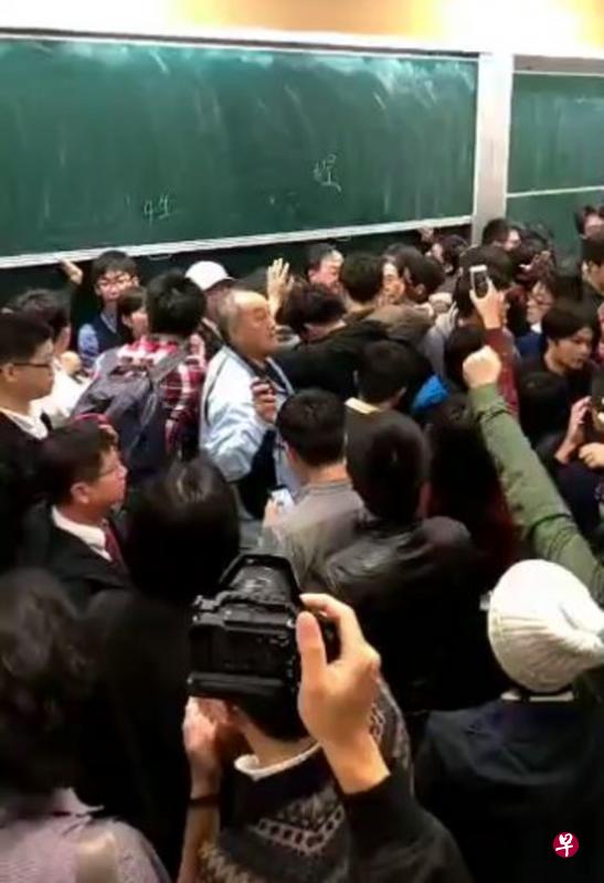 活动进行20多分钟时，数十名学生突然闯入课室包围讲台前的江宜桦。（面簿视频截图）