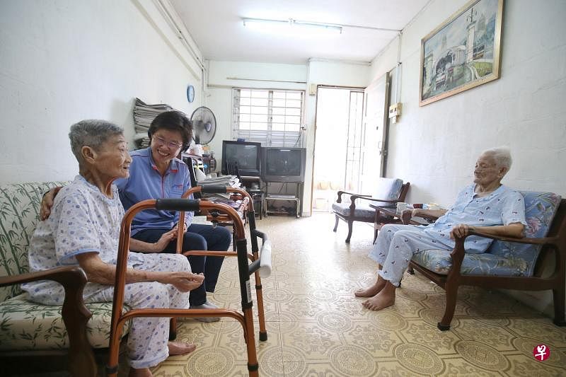 谢晓萍（中）每周会探访失智症姐妹郑来丽（左）和郑来旺两至三次，陪她们聊天，查看她们的健康状况。（谢智扬摄）