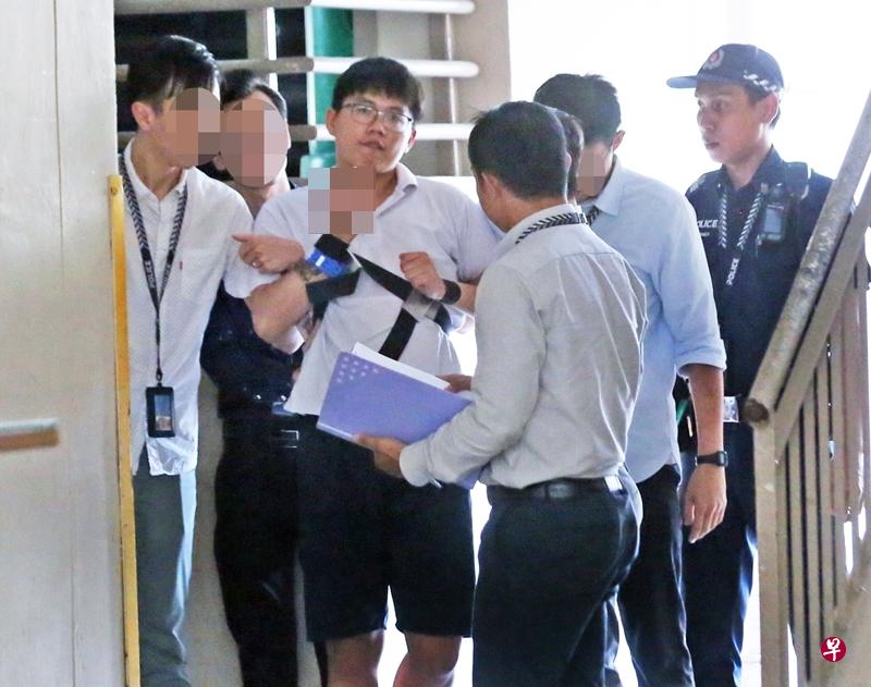 被告一脸不悦地向媒体比中指，宣泄不满。（洪璐华摄）