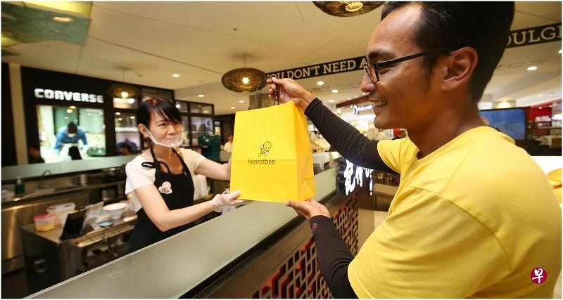 甜品店借助送餐服务平台卖汤圆，为顾客提供便利。