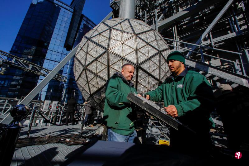 在纽约时报广场，元旦前夕倒数用的水晶球即将组装完成。（路透社）