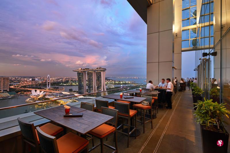 餐馆LeVel33设有户外用餐座位，食客可近距离欣赏滨海湾烟花汇演。