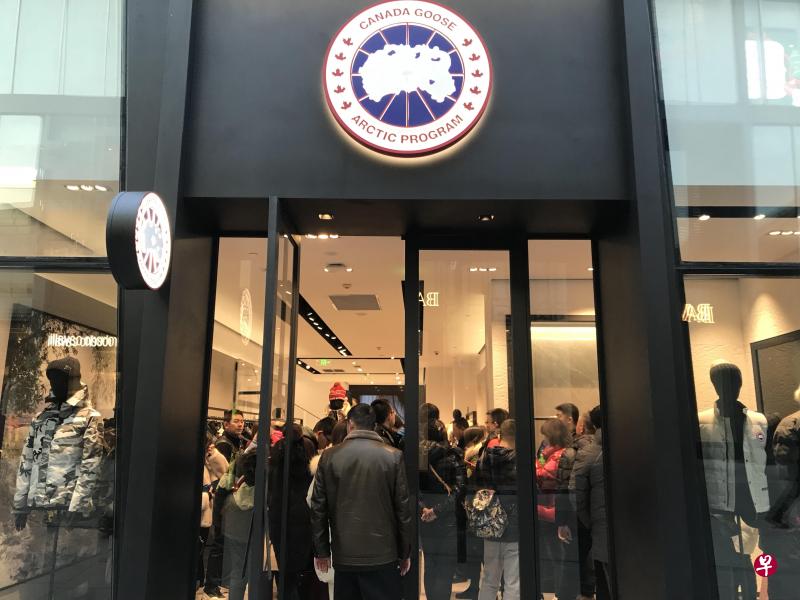 位于北京三里屯太古里商圈的“加拿大鹅”昨天开业，吸引不少公众前来购物。（林展霆摄）