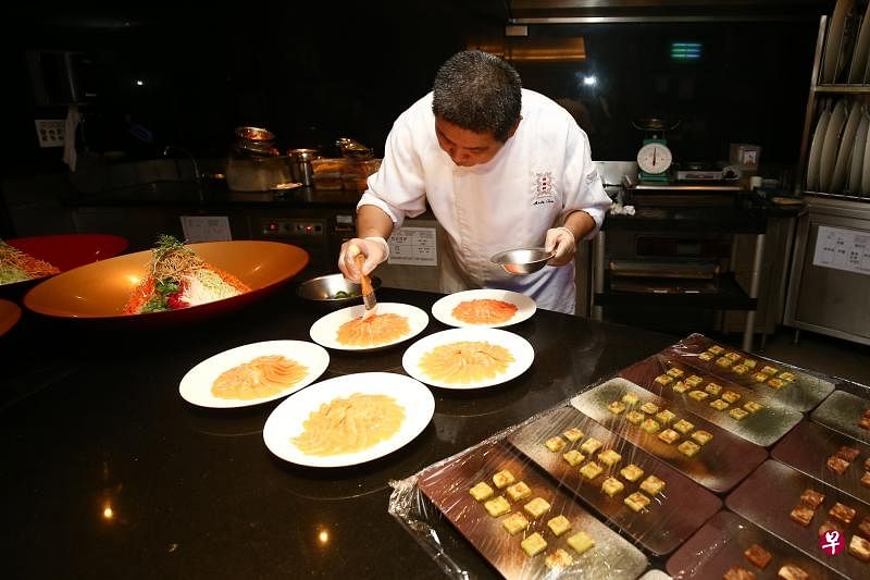 以昂贵、精致食材入菜，酒楼千元豪华年夜饭套餐一样受欢迎。（档案照）