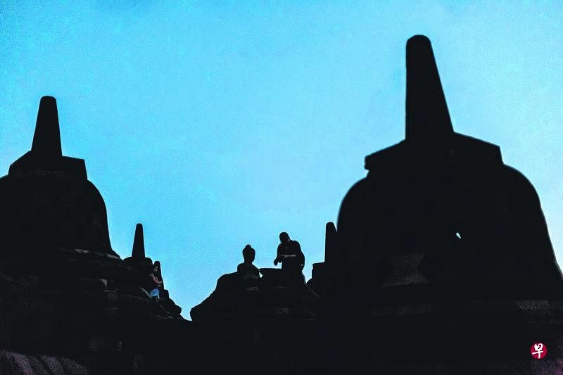 由于佛塔禁止攀爬，一些旅客借渐垂的夜幕掩饰，踩上塔边高处偷猎特别角度。
