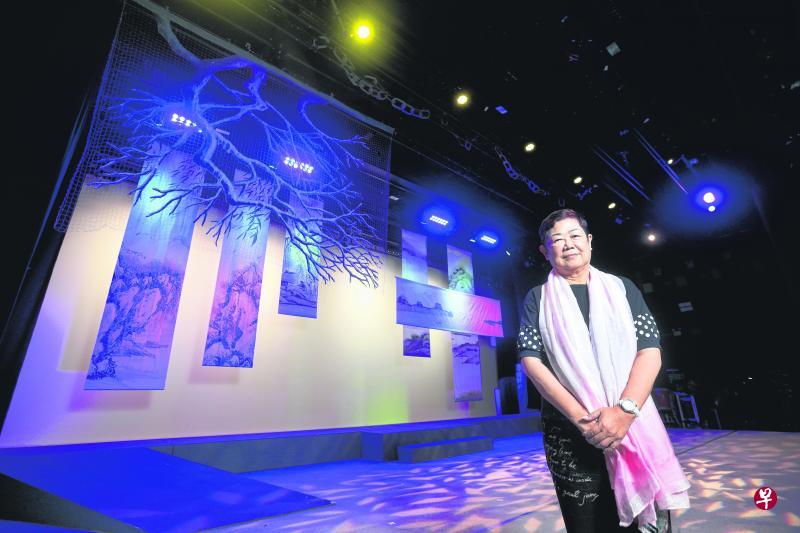 （上图）陶融儒乐社社长林舜香大半生以来在台上台下结识了众多旧雨新知。（左图）当政府宣布推出立国一代配套时，让林舜香感觉到国家记得他们这一代人数十年来的耕耘。