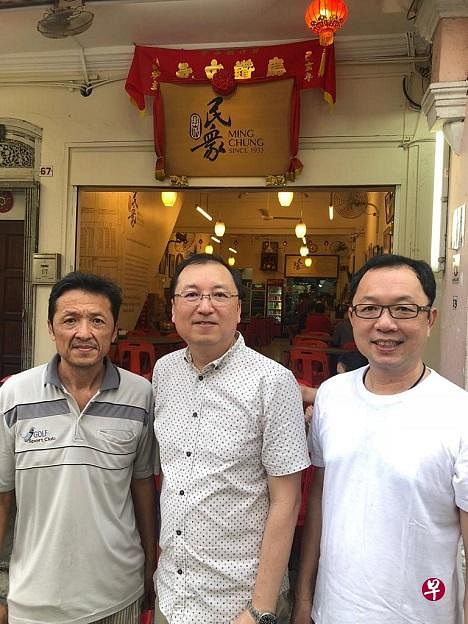 民众菜馆第三代掌舵人何金德（左一）、何金 生（左二）和何金理（左三）。（受访者提供）