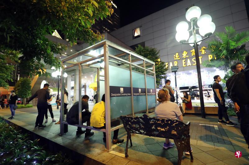 乌节路一带的远东商业中心已在商场外设置特定吸烟区，烟客从2019年1月1日起只能在亭子等特定吸烟区抽烟，违例者可被罚款。（档案照片）