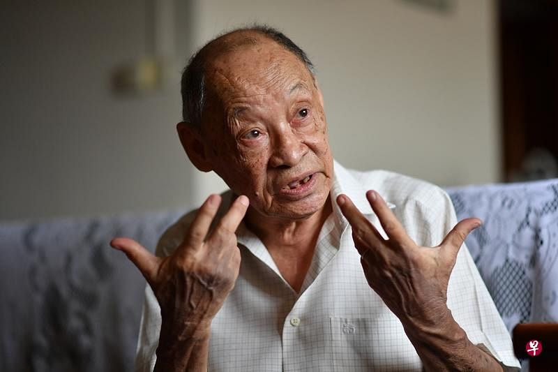 萧万炎去年动白内障手术，手术费超过4000元，不解为什么终身健保针对这个眼疾手术的索赔顶限为2800元。（海峡时报）