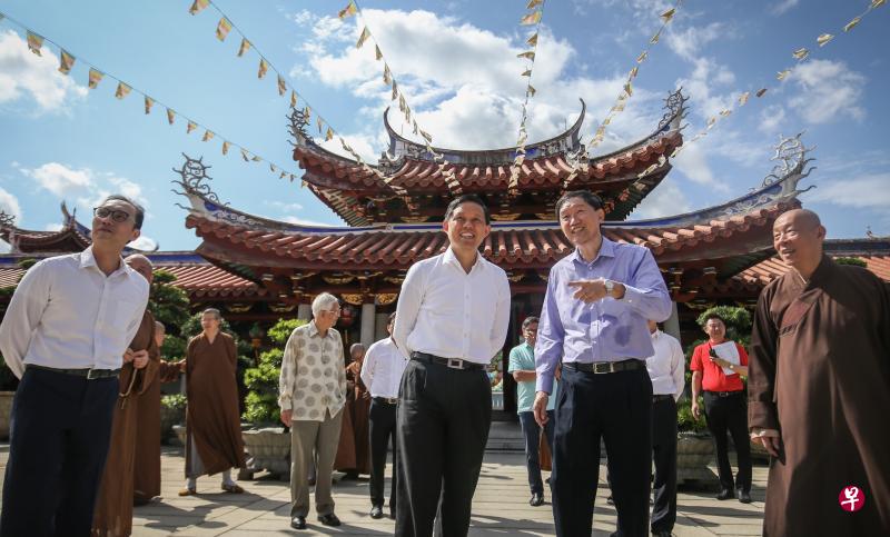 贸工部长陈振声（前排左二）在莲山双林禅寺修建委员会主席庄绍文（右二）、双林禅寺住持惟俨法师（右一）的陪同下，参观已有120年历史的双林禅寺。左一是《新加坡莲山双林寺一百二十周年文集》的“建筑集”主编杨茳善。（叶振忠摄）