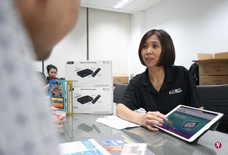 新加坡资讯通信媒体发展局副局长兼电信及邮政部总监谢爱玲透露，目前有47万户家庭领取了数码电视启用配套。（林泽锐摄）