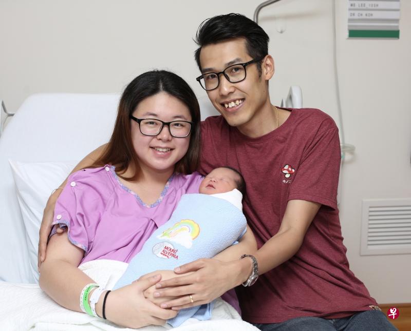 李慧玲（左）和梁景良（右）的男婴Reyes在新年钟声敲响后四秒诞生。							（王彦燕摄）