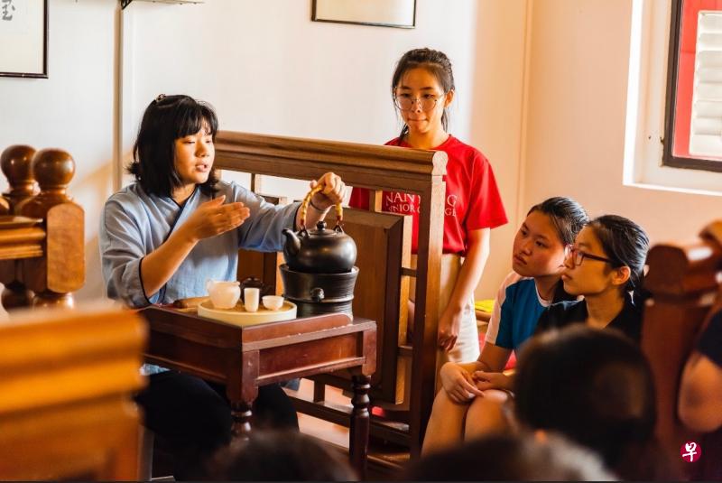 茶渊讲解员分享泡茶的过程。（南初提供）