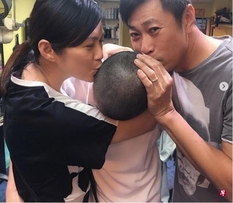 潘玲玲和老公黄世南吻着儿子的“榴梿头”，画面逗趣。（IG图）