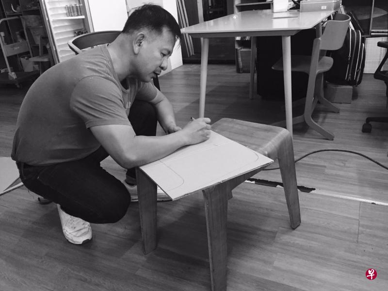 杨国胜在工作室设计他的经典作品“断凳”。