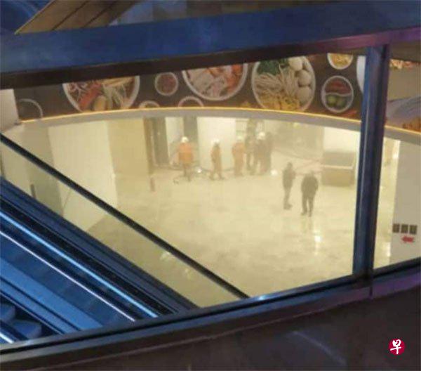 云顶购物广场今天凌晨发生火灾，冒出滚滚的浓烟（中国报）