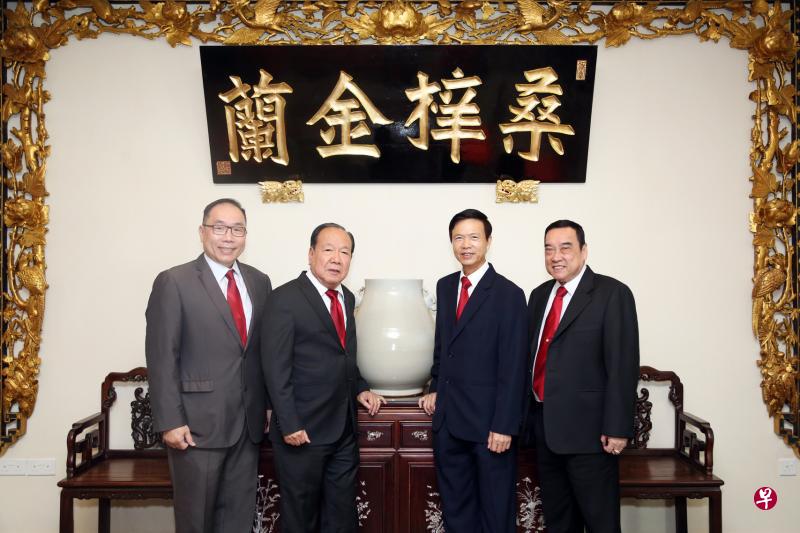 受访的四位醉花林俱乐部执委林雍杰（左起）、黄海庆、张建安与陈可成，是扩建工程委员会的委员。（王彦燕摄）