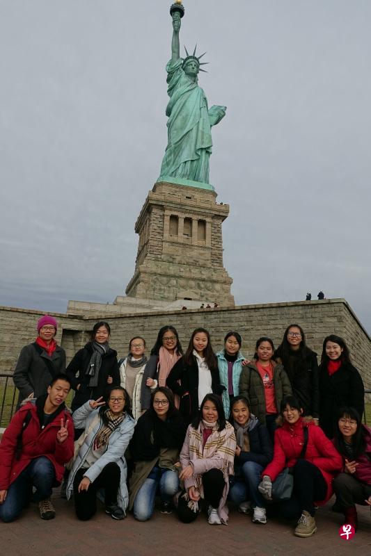 自由女神高举火炬，气势磅礴，让大家都瞬间屏住呼吸，为能亲眼见识自由女神的壮丽而赞叹。（立化中学提供）