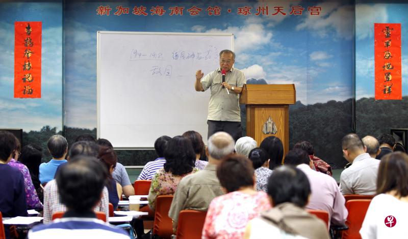 新加坡海南会馆的文史班，多年来吸引不少喜爱文史的民众到来听讲。图为2015年文史班讲师韩山元上课时的情景。 （档案照）