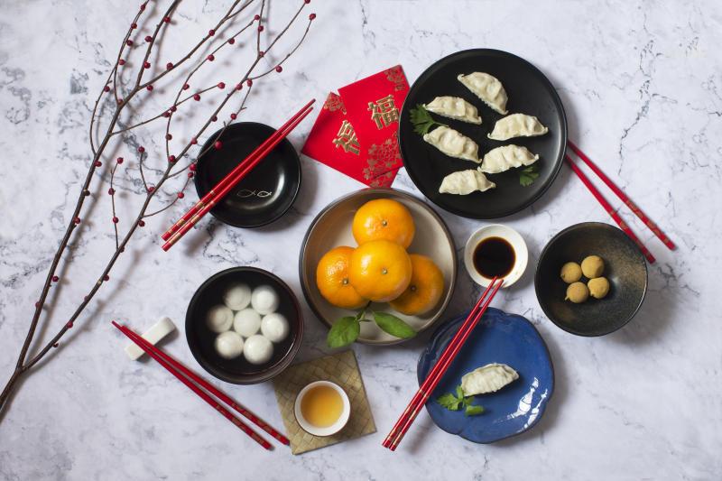 火锅食材一般少不了鱼、虾、贝壳、肉类等。（iStock图片）