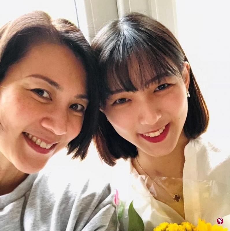 李锦梅与女儿合照让网民惊呼如复制人。（IG图）