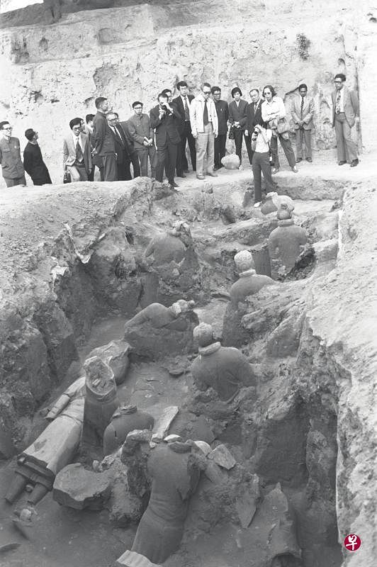 1976年5月14日，李光耀偕夫人柯玉芝抵达西安，正在挖掘整理阶段的秦始皇兵马俑当时并未对外开放，大厅也正在筹建，破例请李光耀伉俪到挖掘工地参观。李光耀看到露天的兵马俑或卧或站，栩栩如生，异常兴奋。参观后，李光耀欣然题词：“这是世界的奇迹，民族的骄傲。”（档案照片）