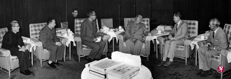 1976年5月12日，李光耀首次访华，与当时的中国共产党主席毛泽东会面。（档案照片） 