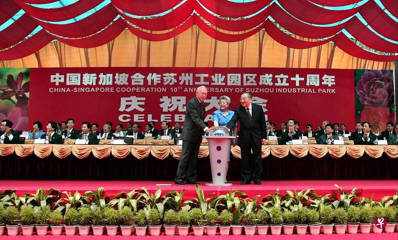 中新苏州工业园区10周年庆祝大会。2004年6月10日，当时的内阁资政李光耀（左起）、中国副总理吴仪、中国前副总理李岚清一起为中新苏州工业园区成立10周年庆祝大会主持仪式。（档案照片）