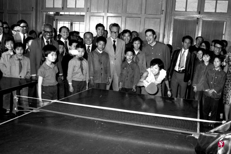 1976年5月，李光耀应时任中国总理华国锋邀请，前往中国作为期14天的官事访问。5月17日，李光耀抵达上海参观上海少年宫。图为李光耀女儿李玮玲受邀与少年宫代表一起打乒乓。（档案照片）