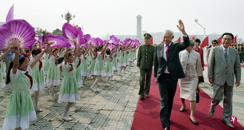 1988年9月14日至22日，李光耀应中国政府之邀，到中国作为期九天的官式访问。9月15日，李光耀在时任中国总理李鹏（右一）的陪同下，在人民大会堂东门外广场举行的欢迎仪式上检阅仪队。（档案照片）