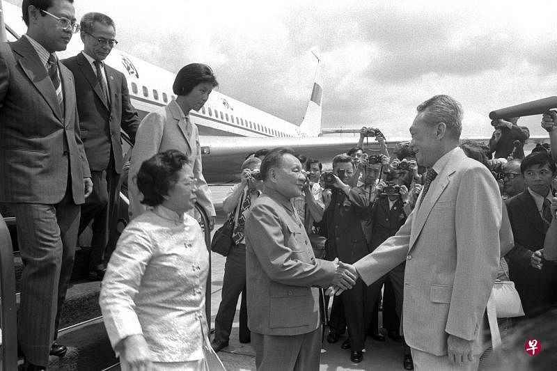 1978年11月，在中国正式启动改革开放前一个月，邓小平应邀出访新加坡，在机场受到李光耀的欢迎。两人惺惺相惜，邓小平高度评价新加坡的经济发展与社会管理，邓小平则是李光耀眼中的“人中之杰”，并一直是李光耀最推崇的政治家之一。（档案照片）