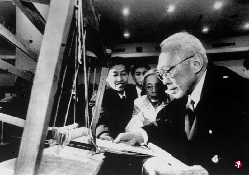 1993年11月26日下午，李光耀一行参观了浙江杭州西子湖畔的中国丝绸博物馆。这是李光耀饶有兴趣地察看束综提花机生产织物的情景。（档案照片） 