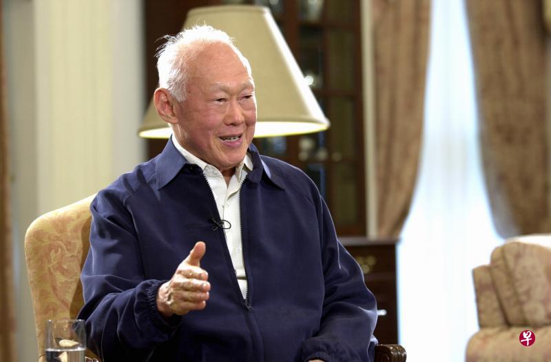 李光耀被称为“推动新加坡深入参与中国改革开放进程的政治家”。中国媒体在报道时，都用肯定的语气赞许李光耀早在上世纪70年代末就开始与中国大陆交往，对改革开放政策制定方面有重要影响。（档案照片）