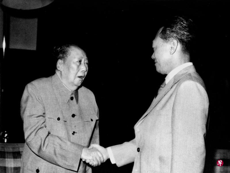 李光耀在1976年首次访问中国，跟晚年的毛泽东（左）会面，当时文化大革命还没有结束。（档案照片）