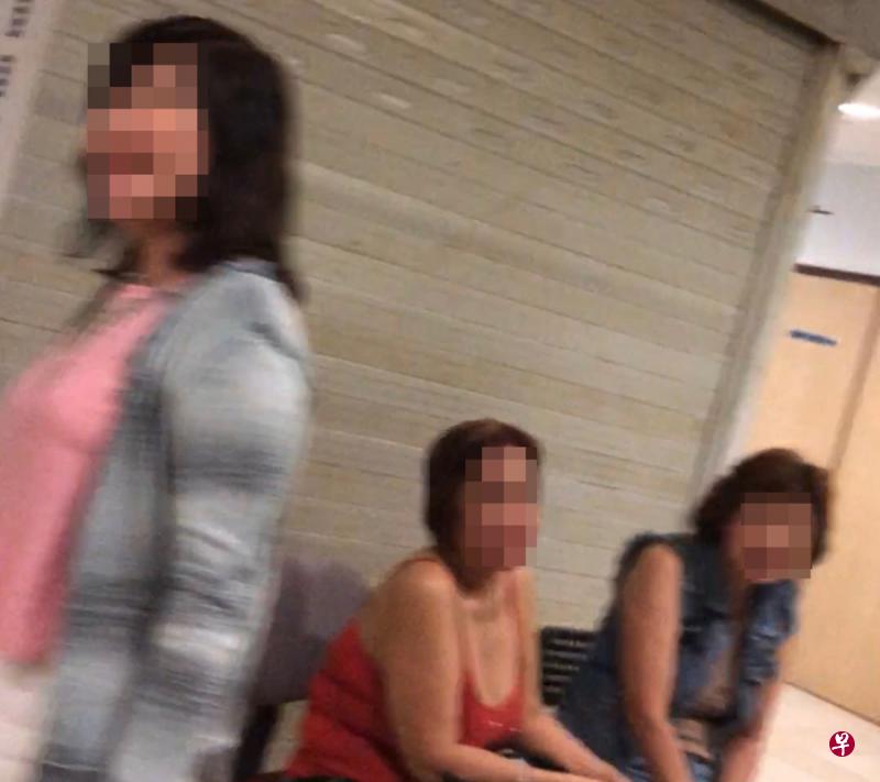 三名年过七旬的“阿嫲”坐在店前，询问路过的男子是否要按摩。（读者提供）