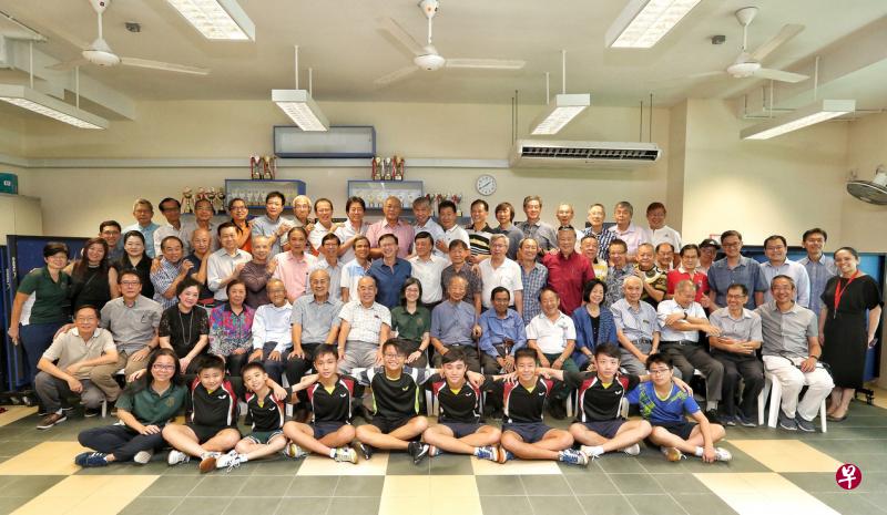 昨天约70人出席公教中学1969年及1971毕业生的50周年纪念聚餐会，现场十分热闹。（特约陈福洲摄）