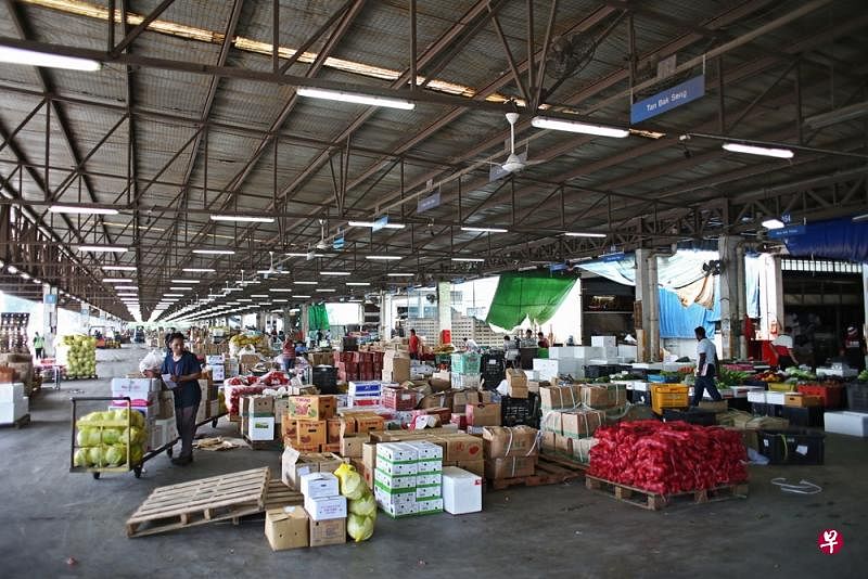 国会提出一项新法案和一项修正法案，规定本地主要食品进口商制定策略，减缓因食物供应中断而造成的影响。（档案照）