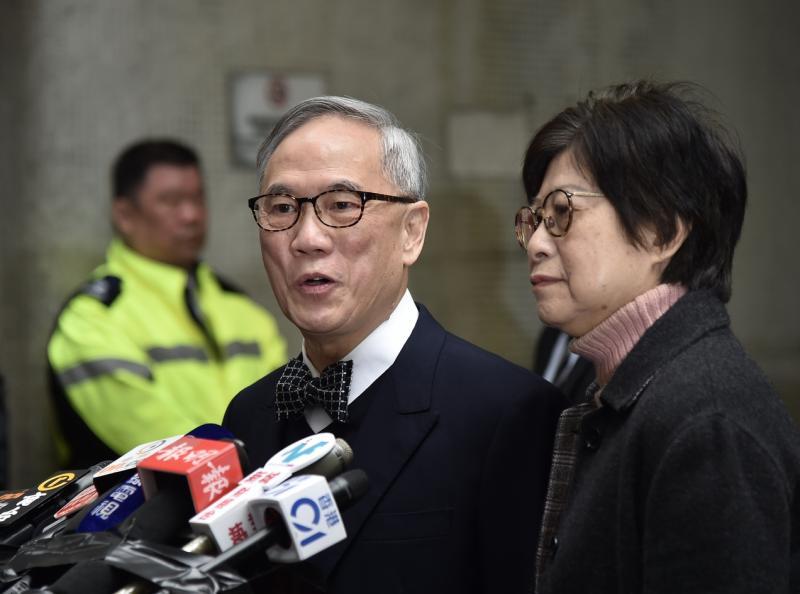 香港前行政长官曾荫权昨早在太太曾鲍笑薇的陪同下，离开羁留病房，到医院外采访区会见媒体记者。（香港中通社）