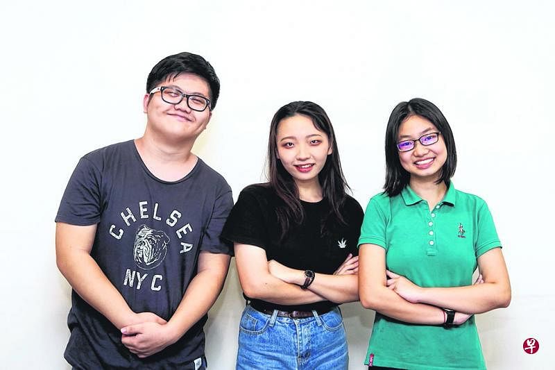 反方辩手：何家炜义安理工学院（左起），韦泽玉立化中学（高中部），潘心平南洋女子中学。（邝启聪明摄影）