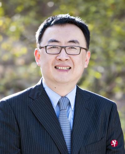 （左）作曲家郝维亚拒绝拙劣的模仿。（右）导演易立明希望打破性别、时空，给观众更大诠释空间。（滨海艺术中心提供）