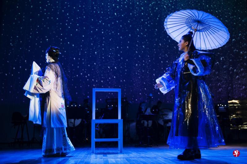女中音董芳（右）反串出演王生，《画皮》中女鬼则由男旦刘铮饰演。（滨海艺术中心提供）