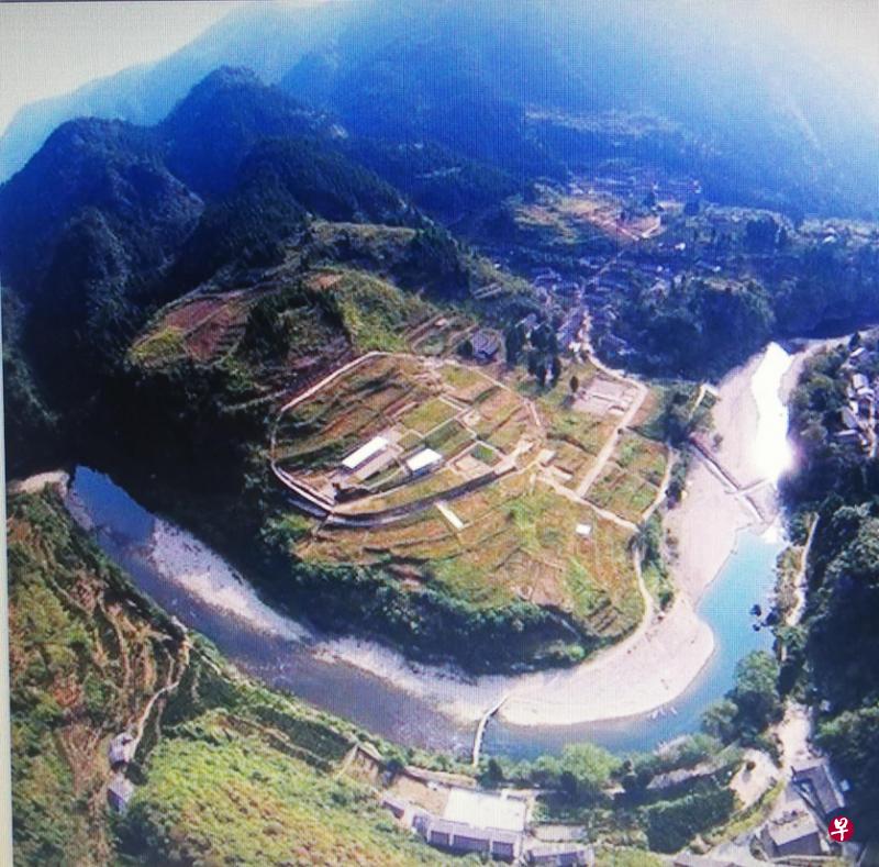 山环水绕的古城遗址。（海报照片）