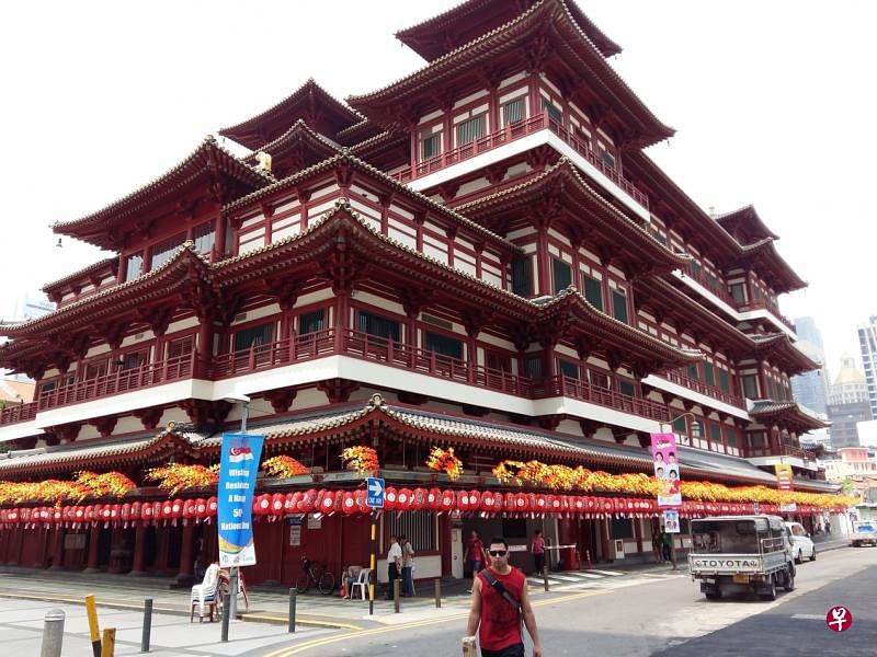 牛车水地标之一的佛牙寺坐落在昔日的死人街上。（李国梁摄）