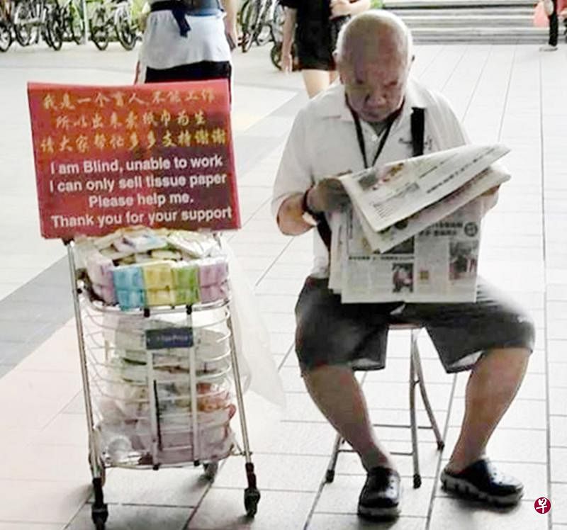 公众拍下阿伯读报纸的情形。（取自面簿）