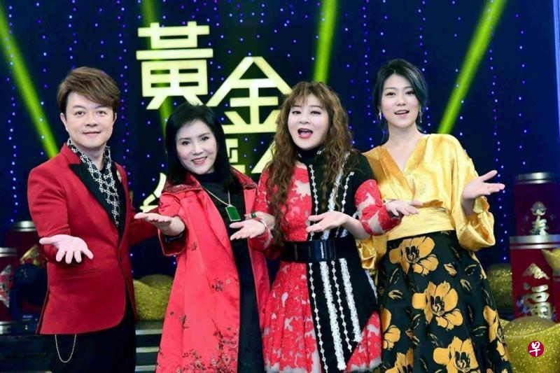 李亚萍（左二）代夫出征，和王彩桦（右二）搭档主持《黄金年代》。左一为翁立友，右一为曹雅雯。（华视图）