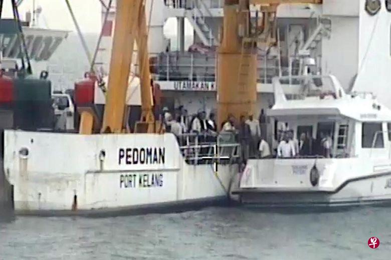 奥斯曼沙比安上周三带了许多人登上停留在我国海域的马国浮标船Pedoman号巡视，事后还在面簿发照片和贴文，行径高调，引起争议。（新加坡警察部队）