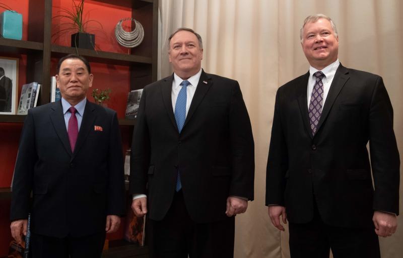 金正恩的特使金英哲（左一）周五在华盛顿同美国国务卿蓬佩奥（中），以及美国对朝政策特别代表比根进行会谈。（法新社）