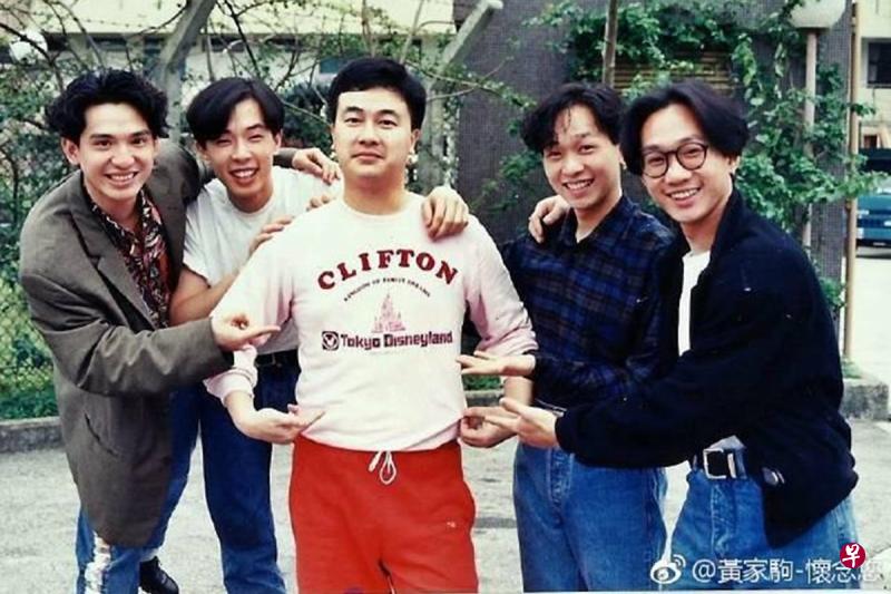 高志森（中）与Beyond合影。