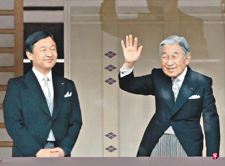 日本明仁天皇（右）将在今年4月退位，由皇太子即位。（网络照）